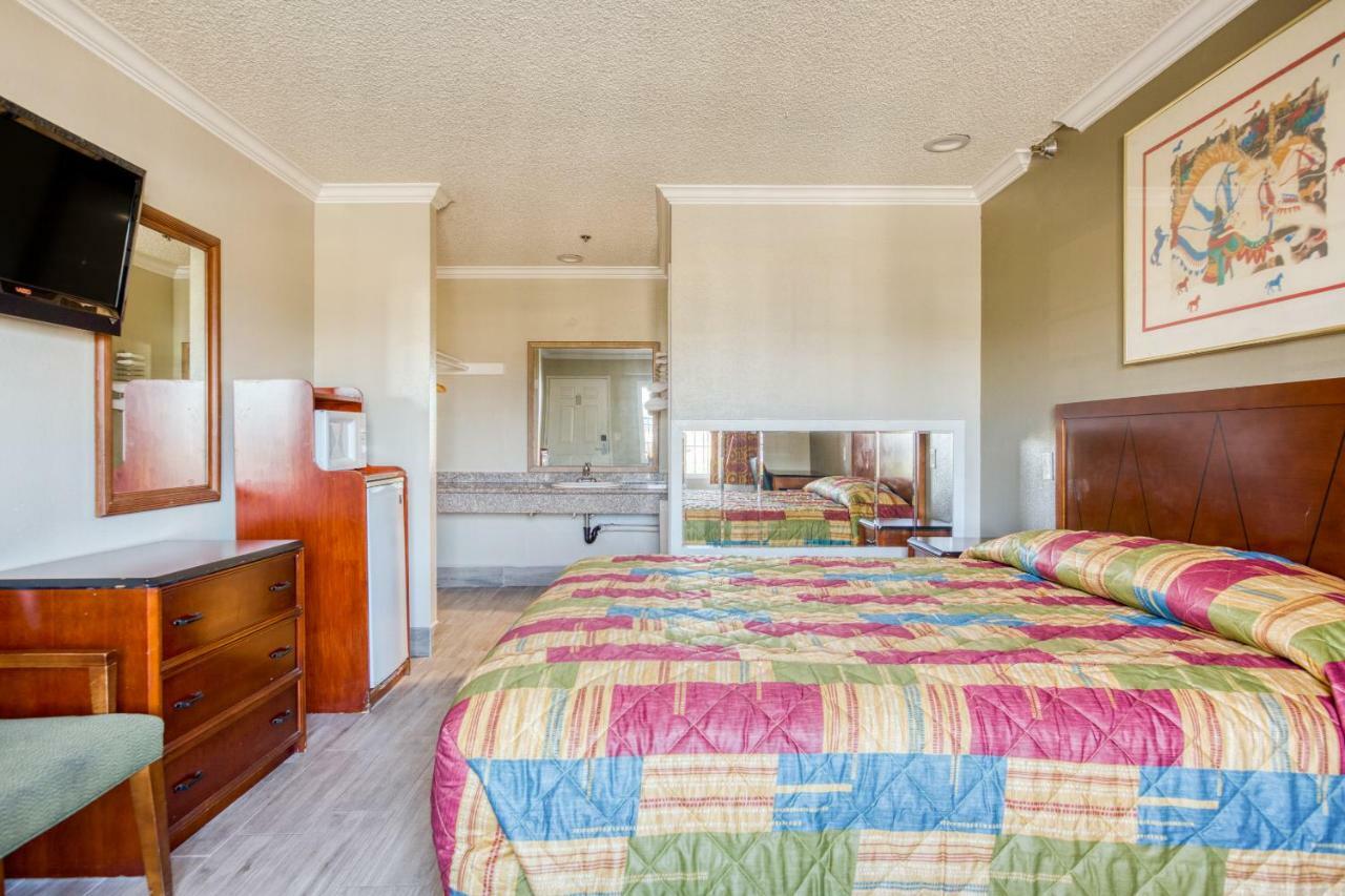 Hotel Corona Ca - Hwy 91 Екстериор снимка