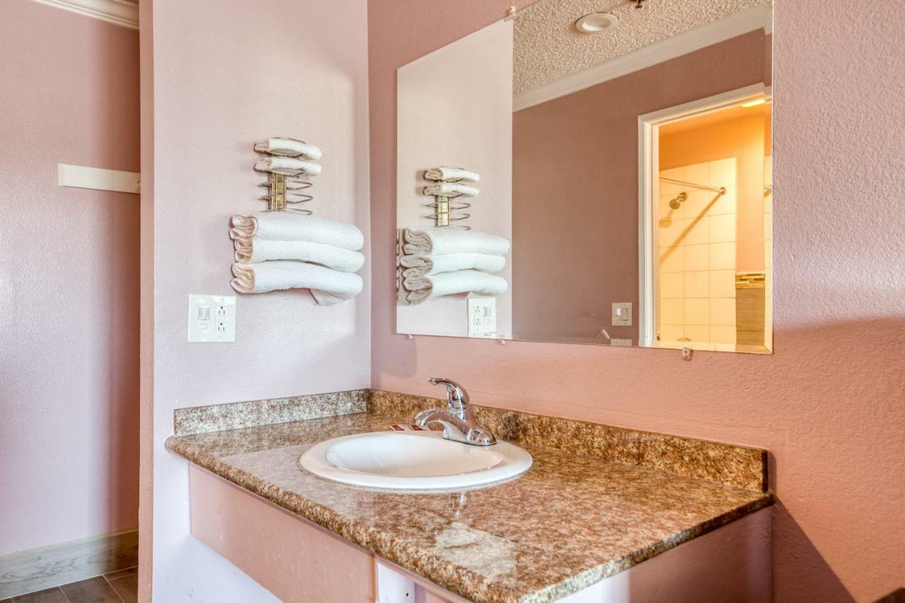 Hotel Corona Ca - Hwy 91 Екстериор снимка