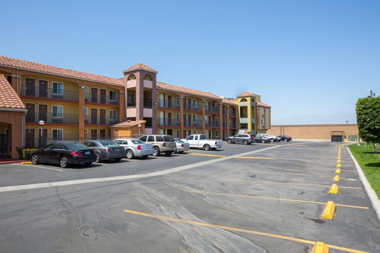 Hotel Corona Ca - Hwy 91 Екстериор снимка