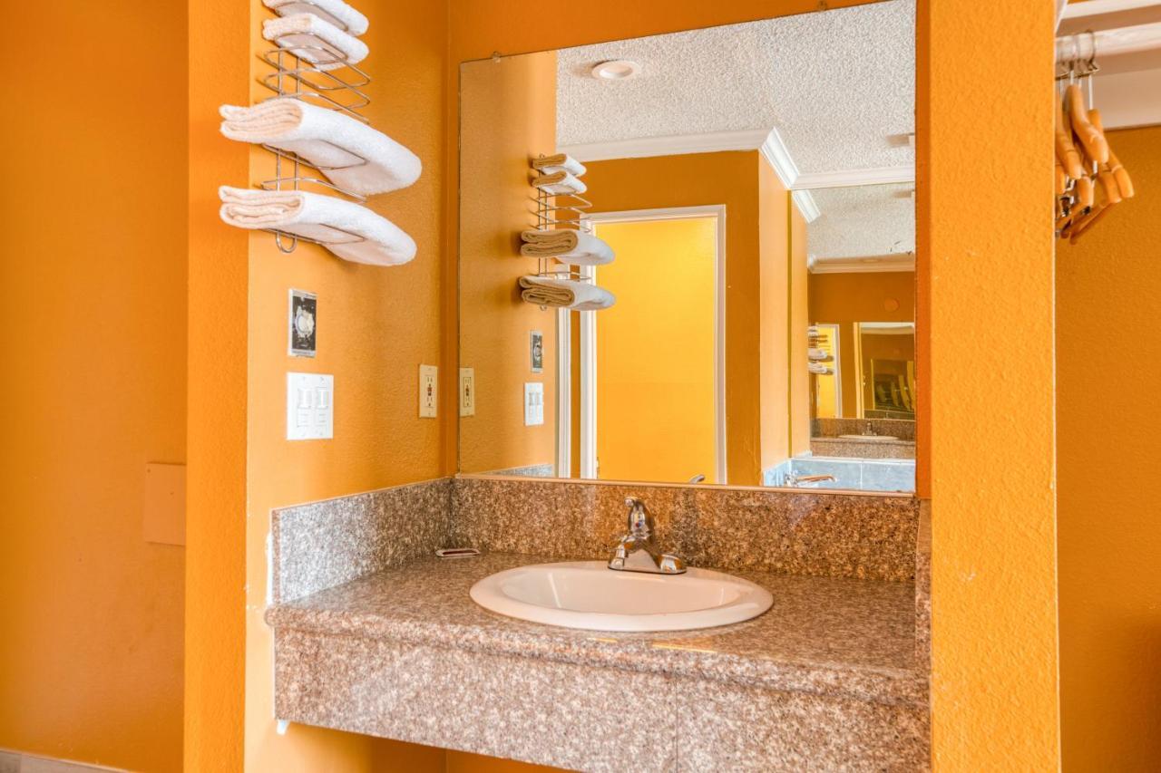 Hotel Corona Ca - Hwy 91 Екстериор снимка
