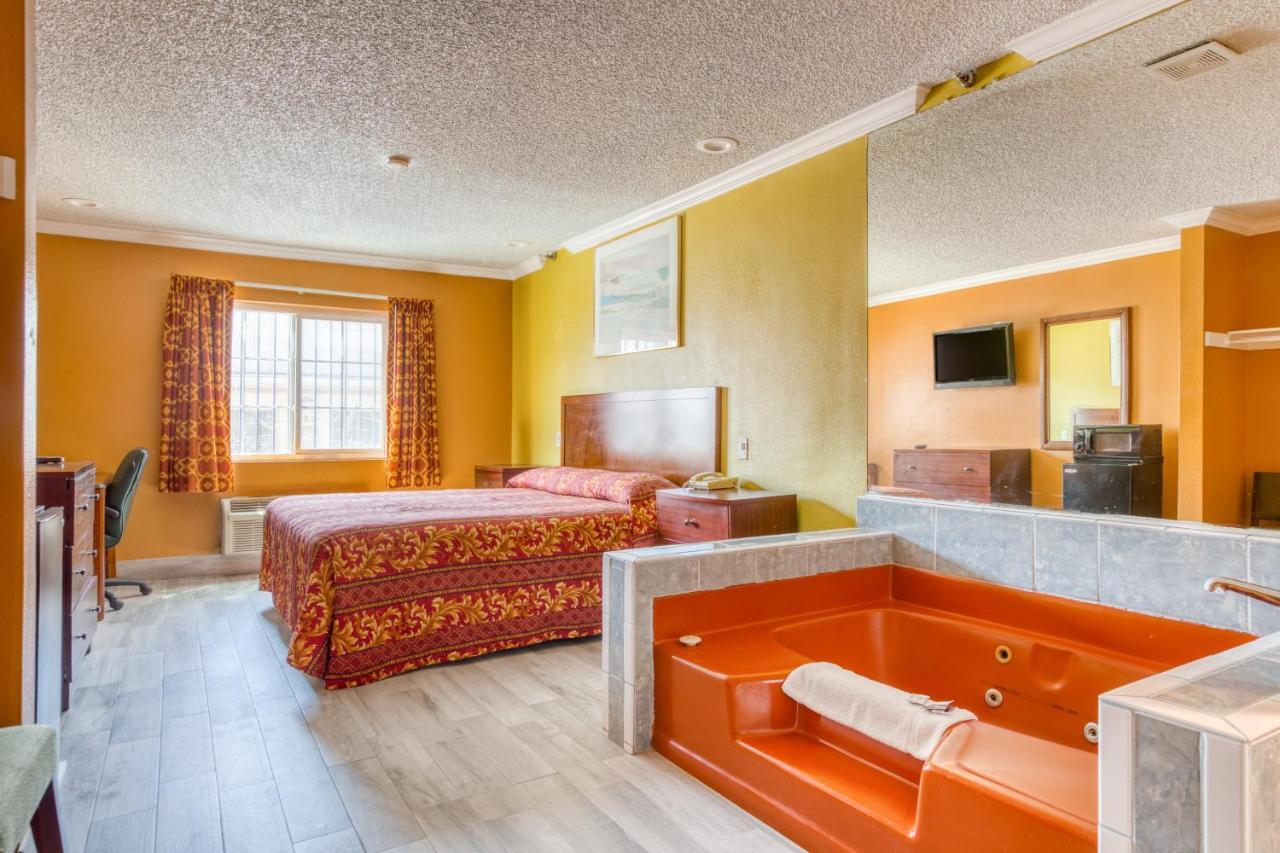 Hotel Corona Ca - Hwy 91 Екстериор снимка